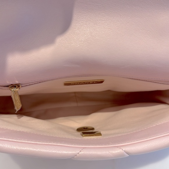 Authentic CHANEL 19 Lambskin Quilted Medium Flap Light Pink Pristine - Picture 8 of 14